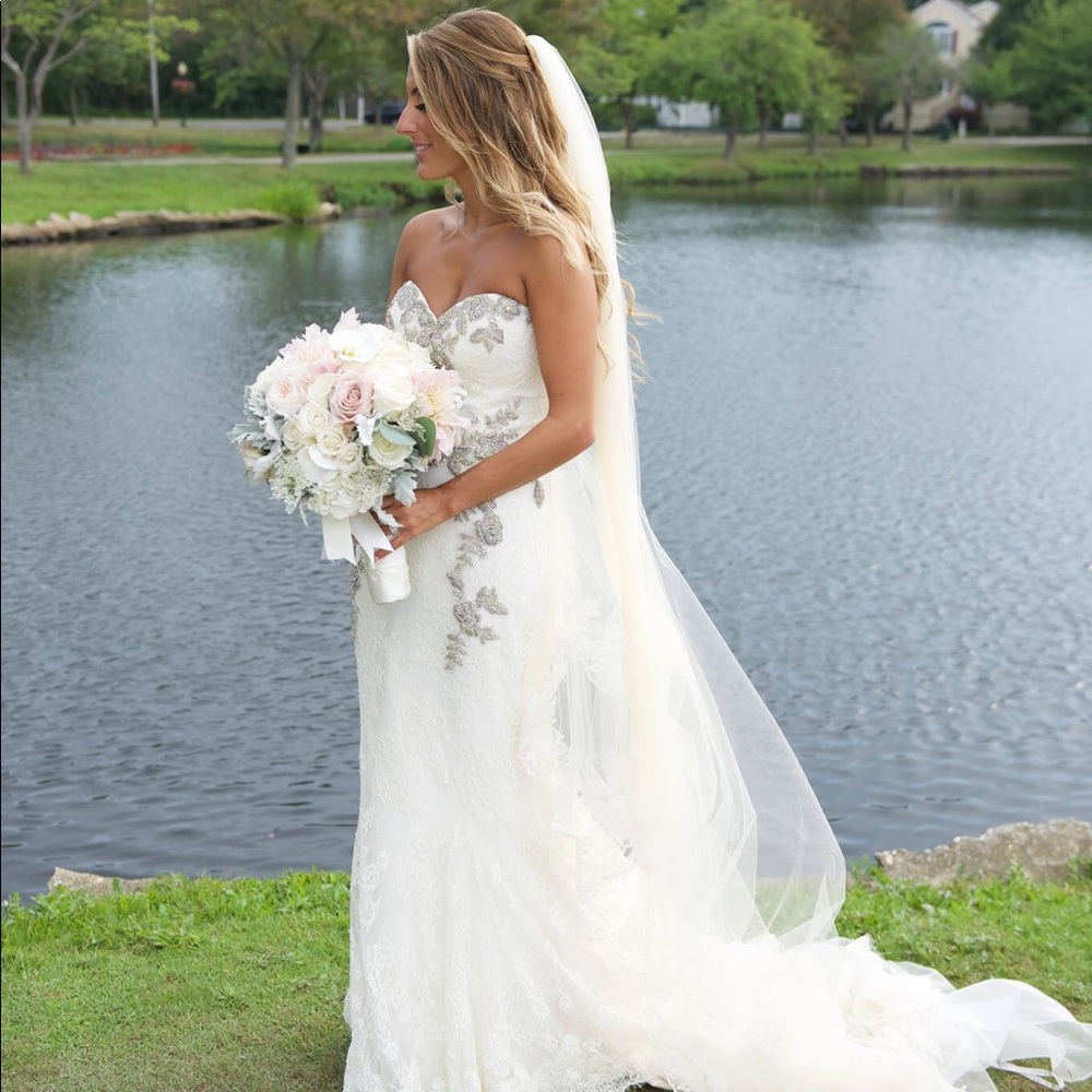 Enzoani Wedding Dress size 6 but fits like a 2.